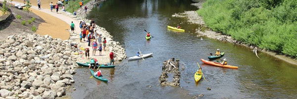 gente haciendo kayak en el río